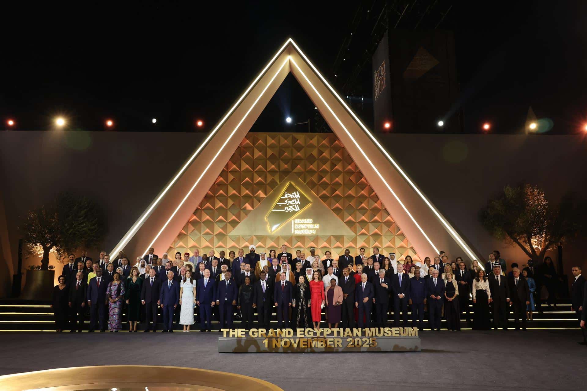 Guiza (Egipto), 01/11/2025.- Foto de familia de los jefes de Estado durante la inauguración oficial del Gran Museo Egipcio (GEM), en Guiza, Egipto, el 1 de noviembre de 2025. Tras 20 años de construcción, el Gran Museo Egipcio, el museo arqueológico más grande del mundo, situado junto a las pirámides de Guiza, ya está oficialmente abierto. EFE/JOAO RELVAS
