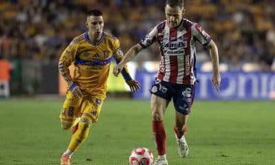 Fernando Gorriarán (i) de Tigres disputa un balón con Sebastien Salles-lamonge de San Luis. Imagen de archivo. EFE/Antonio Ojeda