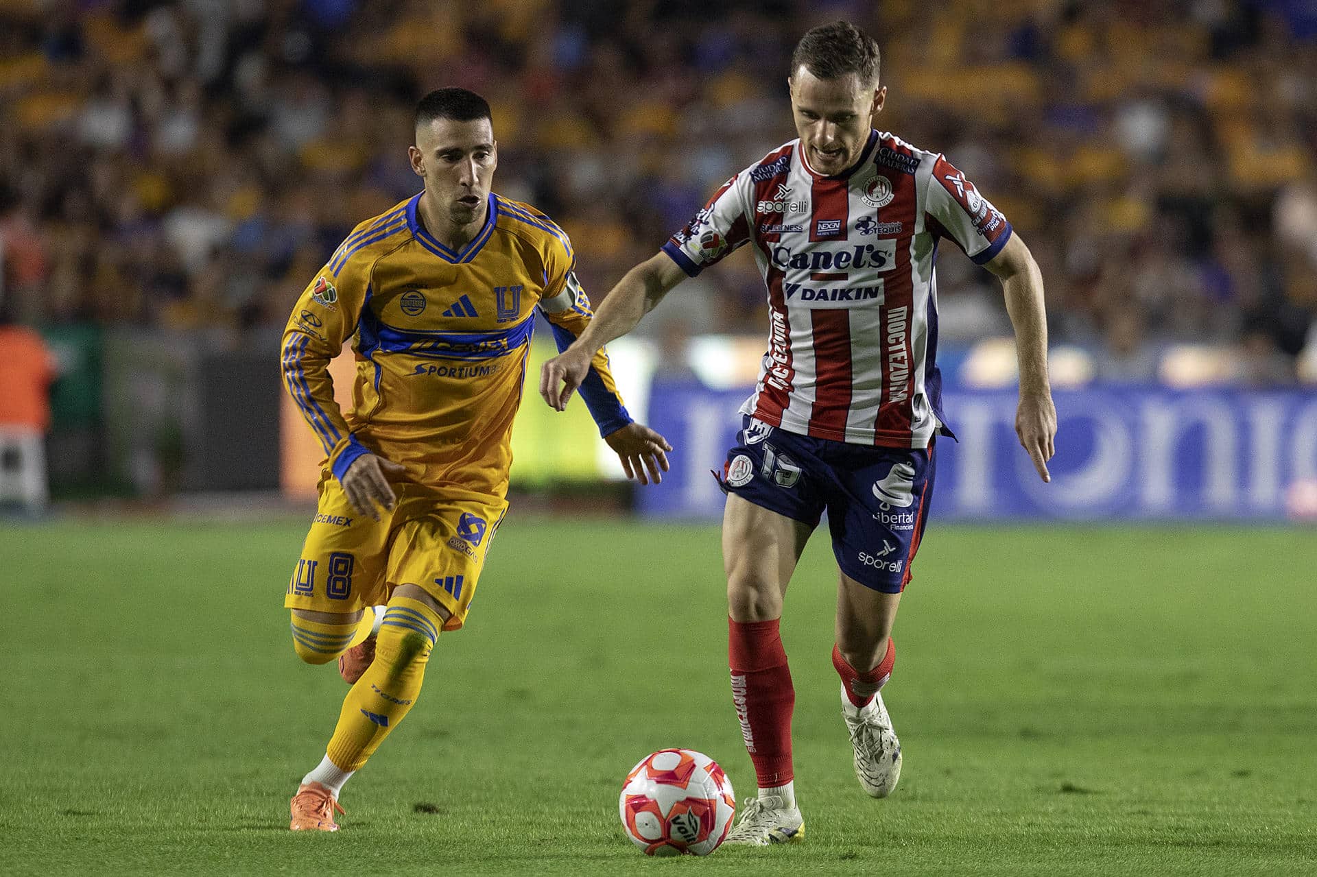 Fernando Gorriarán (i) de Tigres disputa un balón con Sebastien Salles-lamonge de San Luis. Imagen de archivo. EFE/Antonio Ojeda