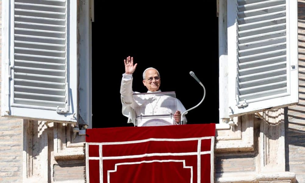 El papa León XIV dirige el rezo del Ángelus desde la ventana de su despacho con vistas a la Plaza de San Pedro, Ciudad del Vaticano, el 9 de noviembre de 2025. EFE/EPA/GIUSEPPE LAMI