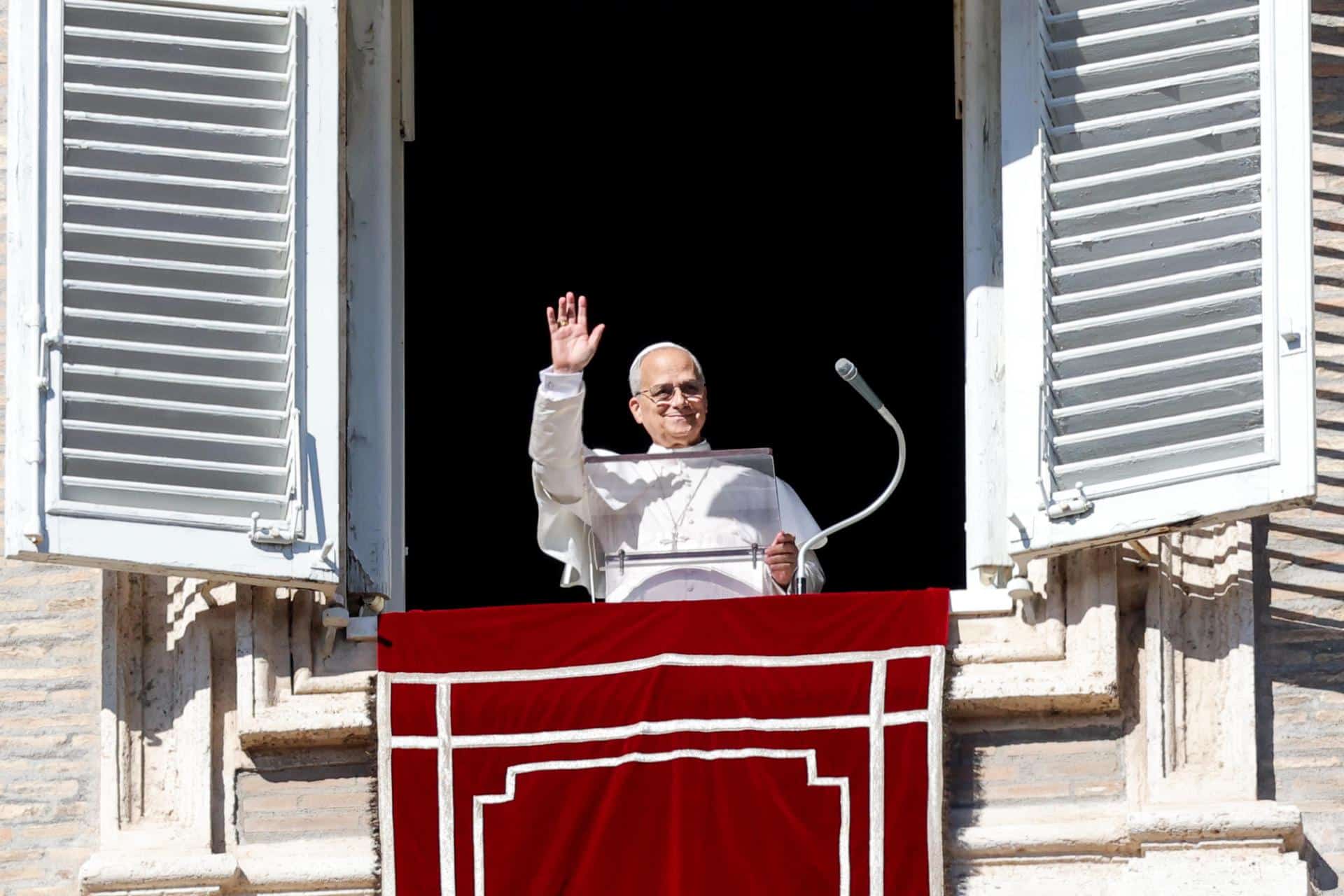 El papa León XIV dirige el rezo del Ángelus desde la ventana de su despacho con vistas a la Plaza de San Pedro, Ciudad del Vaticano, el 9 de noviembre de 2025. EFE/EPA/GIUSEPPE LAMI