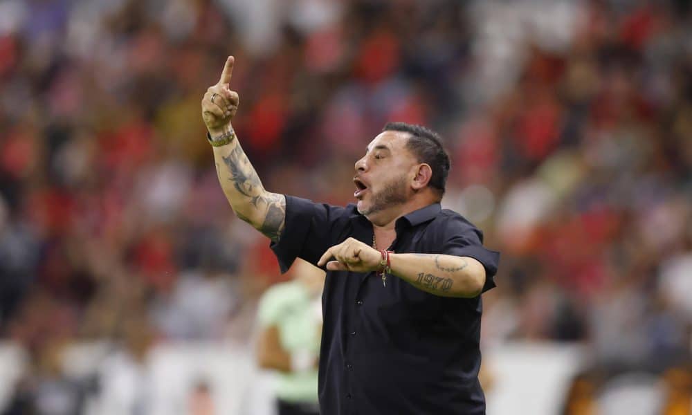 El entrenador de Toluca Antonio Mohamed afirmó este sábado que quiere avanzar con Toluca a cuartos de final como líder de la fase regular del torneo Apertura mexicano. EFE/ Francisco Guasco