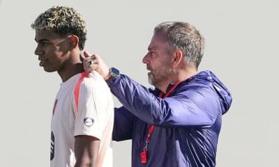 El entrenador del FC Barcelona, Hansi Flick, y el jugador Lamine Yamal durante el entrenamiento que el equipo azulgrana ha realizado en la ciudad deportiva Joan Gamper para preparar el aprtido de Liga de Campeones que disputarán ante el Brujas. EFE/Alejandro García