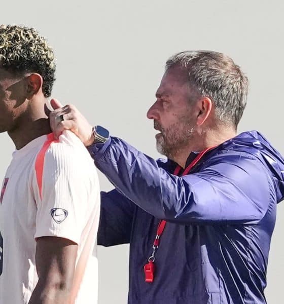 El entrenador del FC Barcelona, Hansi Flick, y el jugador Lamine Yamal durante el entrenamiento que el equipo azulgrana ha realizado en la ciudad deportiva Joan Gamper para preparar el aprtido de Liga de Campeones que disputarán ante el Brujas. EFE/Alejandro García