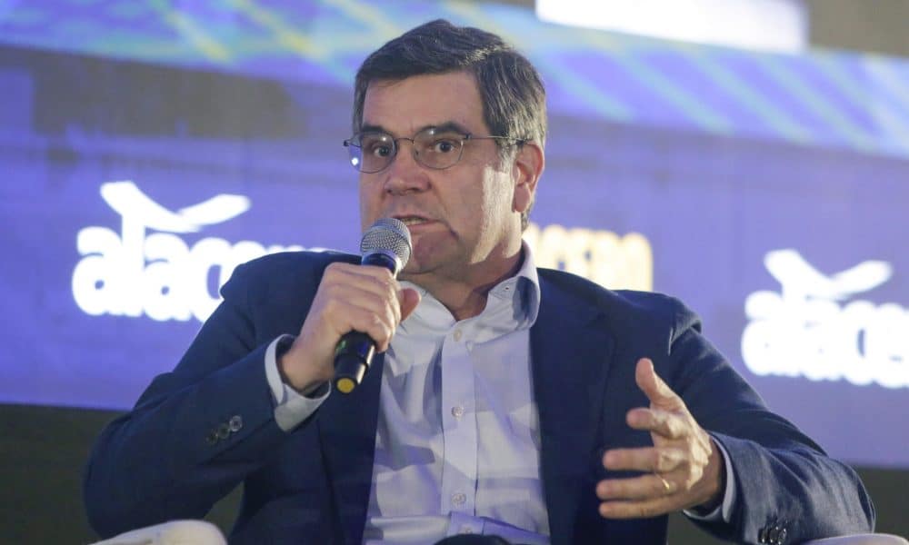 El director ejecutivo de Ternium, Máximo Vedoya, habla durante la última jornada del congreso 'Alacero Summit 2025' este miércoles, en Cartagena (Colombia). EFE/ Ricardo Maldonado Rozo