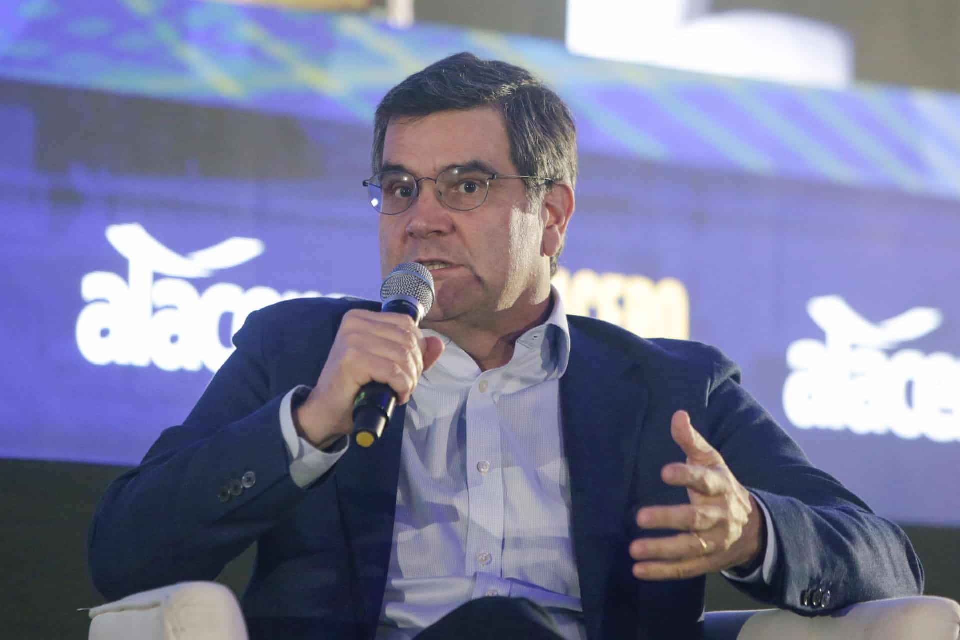 El director ejecutivo de Ternium, Máximo Vedoya, habla durante la última jornada del congreso 'Alacero Summit 2025' este miércoles, en Cartagena (Colombia). EFE/ Ricardo Maldonado Rozo