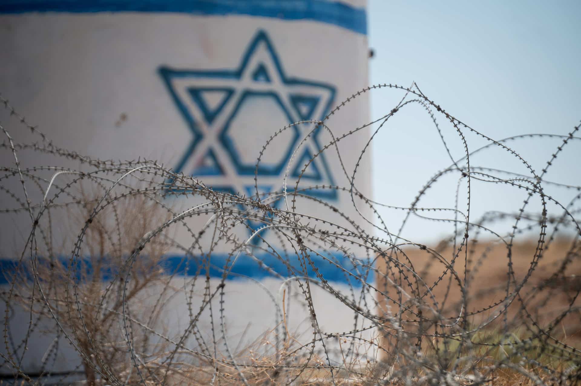 FOTO ARCHIVO. Alambre de espino. EFE/ Magda Gibelli