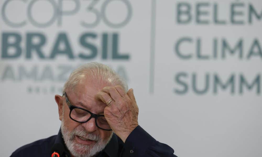 El presidente de Brasil, Luiz Inácio Lula da Silva (c-i), reacciona durante una entrevista con periodistas de agencias de noticias internacionales este martes, en la Base Naval de Belém (Brasil). EFE/ Sebastiao Moreira
