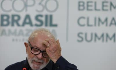 El presidente de Brasil, Luiz Inácio Lula da Silva (c-i), reacciona durante una entrevista con periodistas de agencias de noticias internacionales este martes, en la Base Naval de Belém (Brasil). EFE/ Sebastiao Moreira