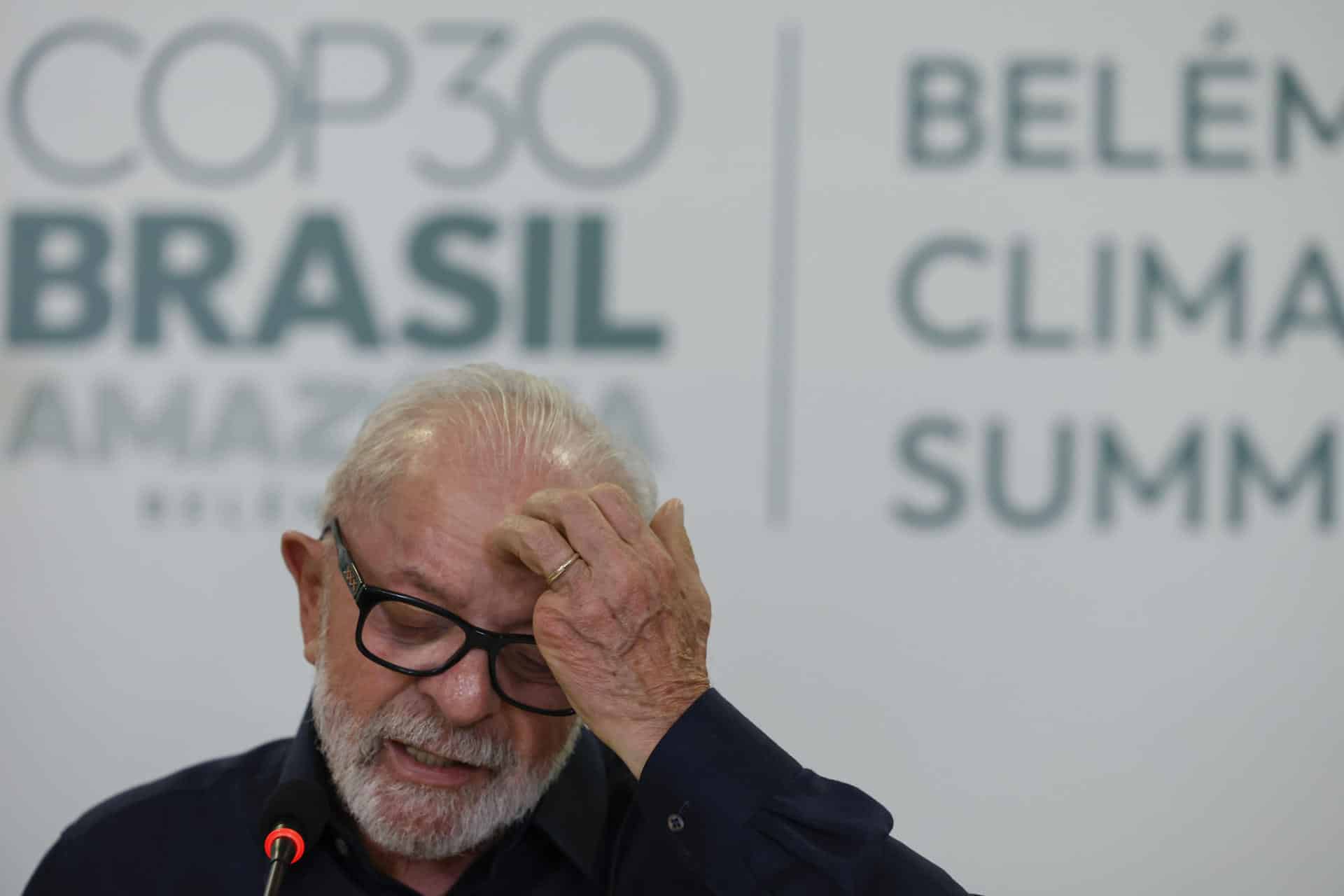 El presidente de Brasil, Luiz Inácio Lula da Silva (c-i), reacciona durante una entrevista con periodistas de agencias de noticias internacionales este martes, en la Base Naval de Belém (Brasil). EFE/ Sebastiao Moreira