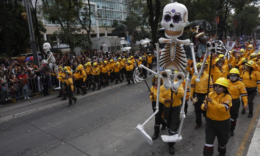 Personas participan en el desfile del Día de Muertos este 1 de noviembre de 2025, en Ciudad de México (México). EFE/ Sáshenka Gutiérrez