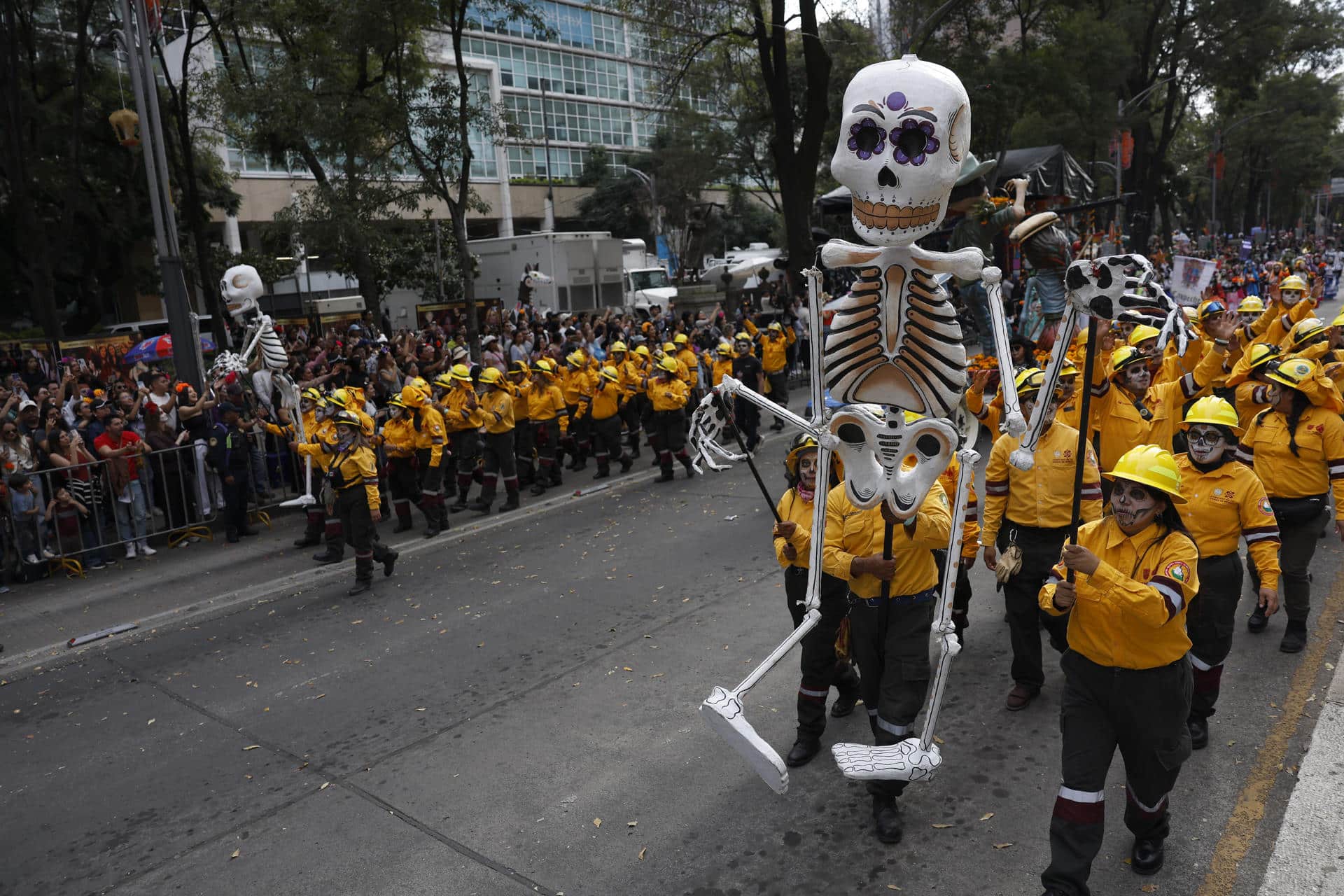 Personas participan en el desfile del Día de Muertos este 1 de noviembre de 2025, en Ciudad de México (México). EFE/ Sáshenka Gutiérrez