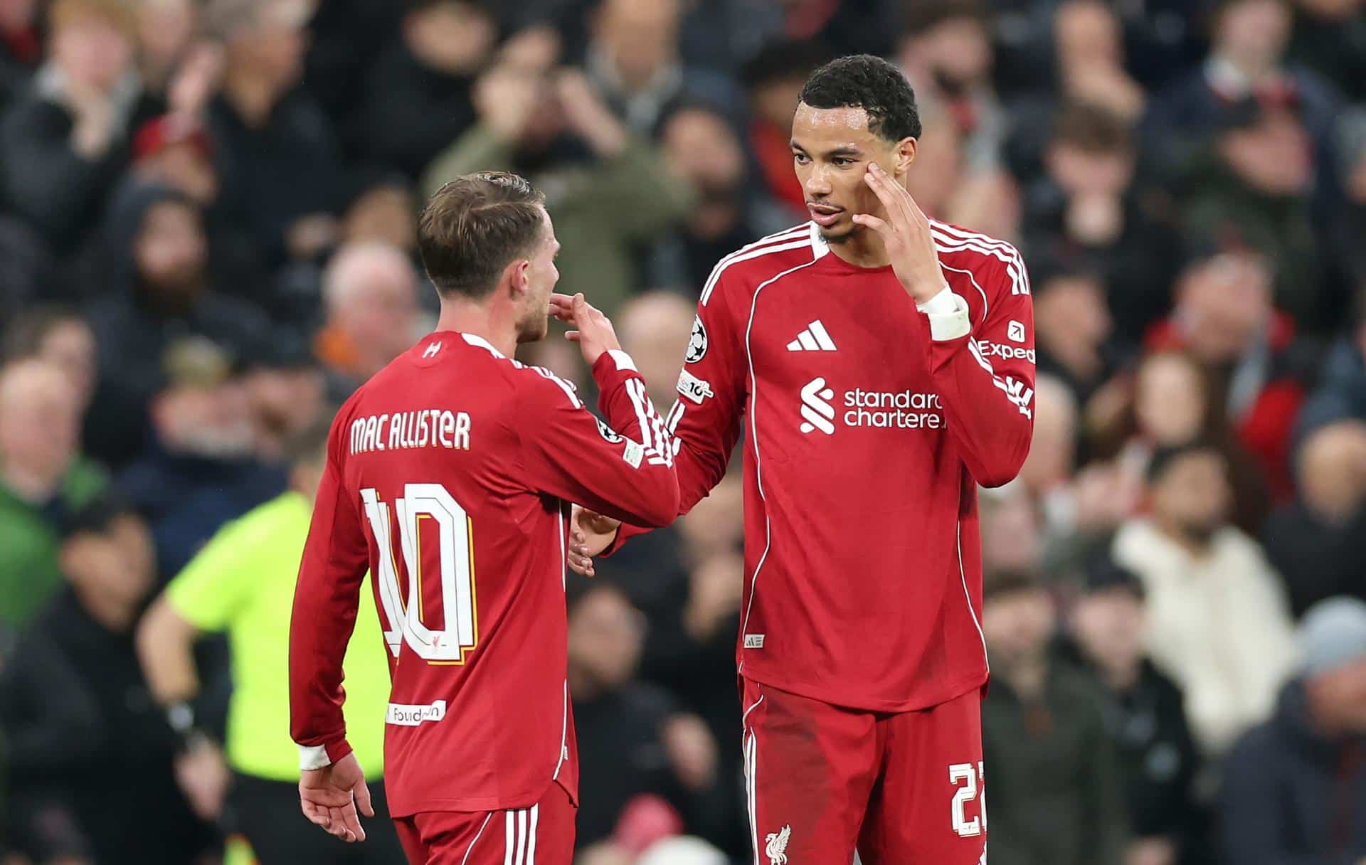 Los jugadores del Liverpool Alexis Mac Allister (I) y Van Dijk durante el partido de la UEFA Champions League que han jugado Liverpool FC y Real Madrid, en Liverpool, Reino Unido. EFE/EPA/ADAM VAUGHAN