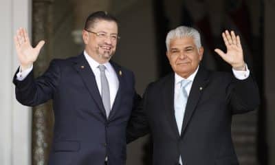 Fotografía de archivo, tomada el pasado 23 de agosto, del presidente de Costa Rica, Rodrigo Chaves Robles (i), junto a su homólogo de Panamá, José Raúl Mulino, en Ciudad de Panamá (Panamá). EFE/Bienvenido Velasco