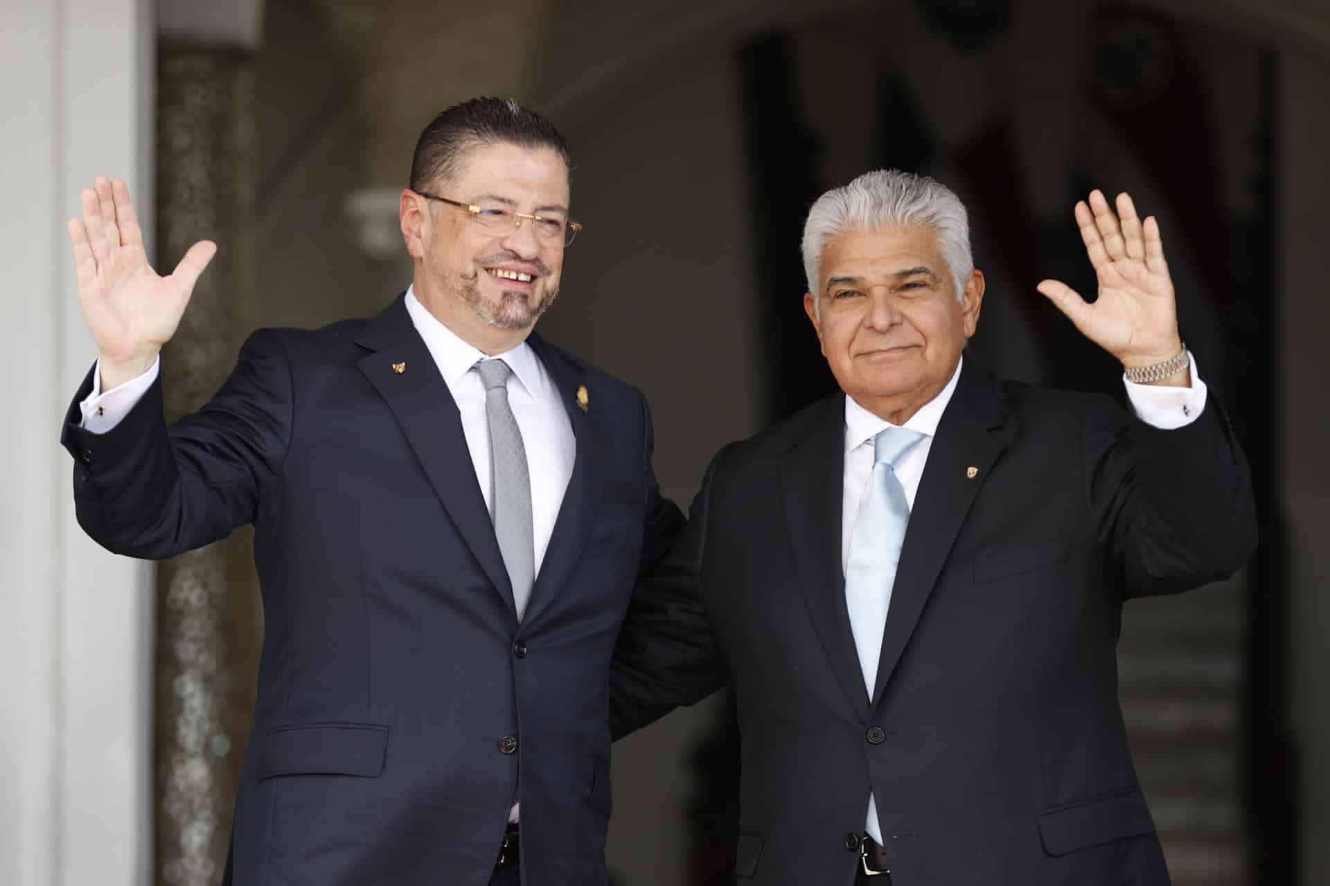 Fotografía de archivo, tomada el pasado 23 de agosto, del presidente de Costa Rica, Rodrigo Chaves Robles (i), junto a su homólogo de Panamá, José Raúl Mulino, en Ciudad de Panamá (Panamá). EFE/Bienvenido Velasco