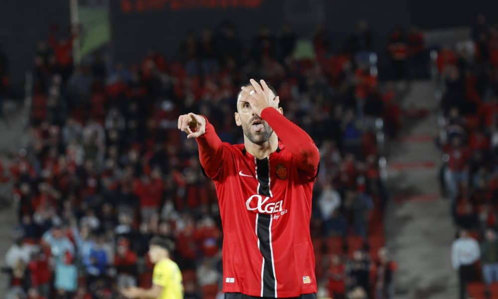 El delantero kosovar del Mallorca Vedat Muriqi celebra tras anotar el primer gol de su equipo durante el partido de la jornada 12 de LaLiga EA Sports que el RCD Mallorca y el Getafe CF disputan este domingo, en el estadio de Son Moix en Palma de Mallorca. EFE/ Cati Cladera