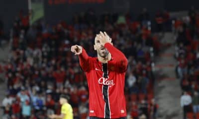 El delantero kosovar del Mallorca Vedat Muriqi celebra tras anotar el primer gol de su equipo durante el partido de la jornada 12 de LaLiga EA Sports que el RCD Mallorca y el Getafe CF disputan este domingo, en el estadio de Son Moix en Palma de Mallorca. EFE/ Cati Cladera