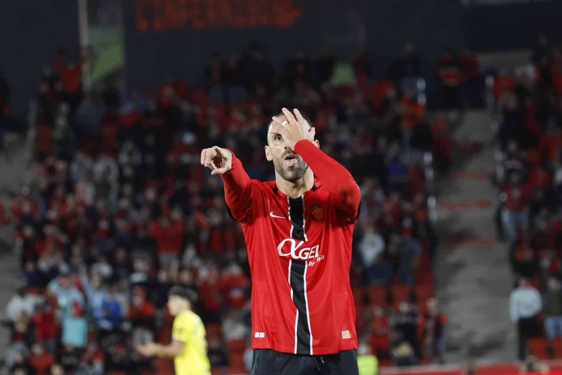 El delantero kosovar del Mallorca Vedat Muriqi celebra tras anotar el primer gol de su equipo durante el partido de la jornada 12 de LaLiga EA Sports que el RCD Mallorca y el Getafe CF disputan este domingo, en el estadio de Son Moix en Palma de Mallorca. EFE/ Cati Cladera