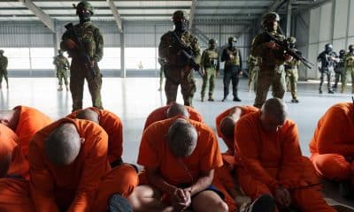 Fotografía tomada de la cuenta en X @DanielNoboaOk del presidente de Ecuador, Daniel Noboa, de presos durante su traslado a una prisión de máxima seguridad. EFE/ @DanielNoboaOk