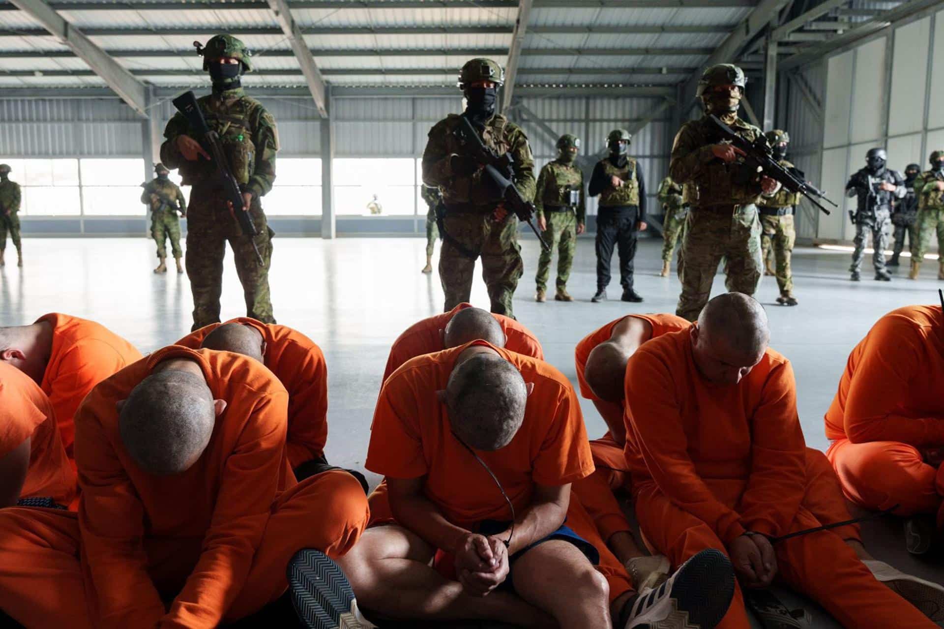 Fotografía tomada de la cuenta en X @DanielNoboaOk del presidente de Ecuador, Daniel Noboa, de presos durante su traslado a una prisión de máxima seguridad. EFE/ @DanielNoboaOk