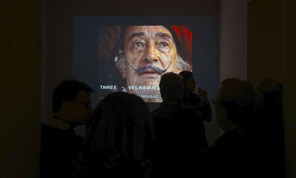 La obra de Salvador Dalí (1904-1989) se distingue por combinar lo revolucionario y lo tradicional, una dualidad que protagoniza una gran exposición en Roma que recuerda los cien años de su primera muestra individual para explorar sus influencias como Velázquez, Rafael, Vermeer o Picasso. EFE/Carlos Expósito