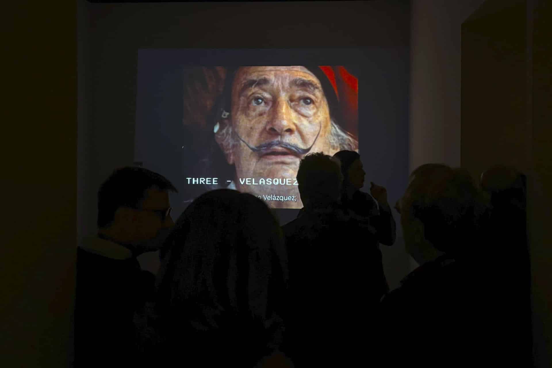 La obra de Salvador Dalí (1904-1989) se distingue por combinar lo revolucionario y lo tradicional, una dualidad que protagoniza una gran exposición en Roma que recuerda los cien años de su primera muestra individual para explorar sus influencias como Velázquez, Rafael, Vermeer o Picasso. EFE/Carlos Expósito