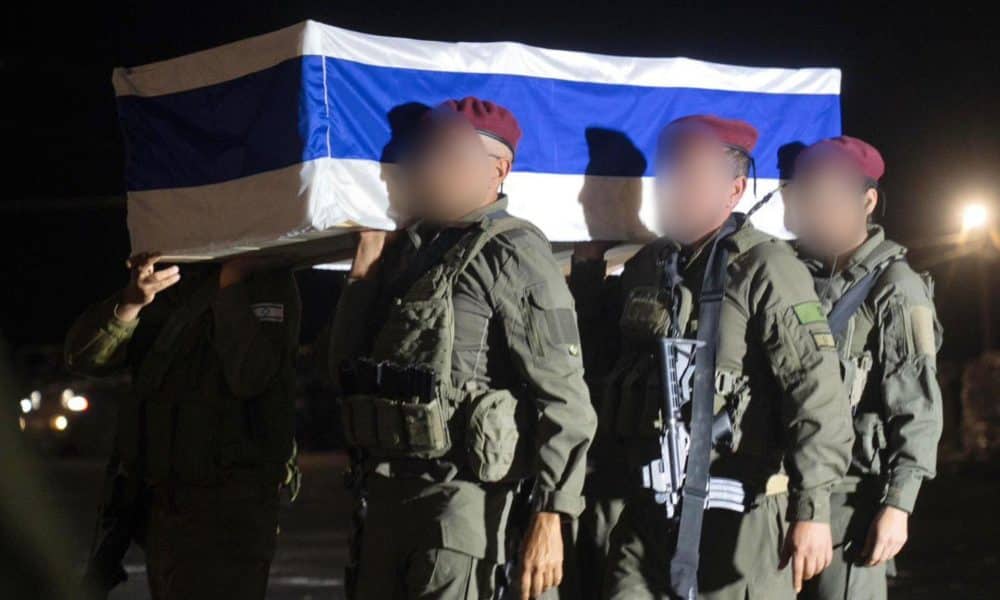 Momento de la entrega en Gaza del ataúd con los restos mortales de Lior Rudaef. El Instituto Forense de Medicina Abu Kabir de Yaffa (sur de Tel Aviv) determinó este sábado que el cuerpo devuelto anoche por Hamás y la Yihad Islámica Palestina pertenece a Lior Rudaef, de 61 años y nacido en Argentina, anunció el Ejército de Israel en un comunicado. Las fuerzas anunciaron también su muerte como la de un soldado, al ostentar el rango de sargento mayor como reservista y haber muerto en combate en el kibutz (comunidad agraria) en el que residía, Nir Yitzhak. EFE/ Ejército de Israel  - SOLO USO EDITORIAL/SOLO DISPONIBLE PARA ILUSTRAR LA NOTICIA QUE ACOMPAÑA (CRÉDITO OBLIGATORIO) -