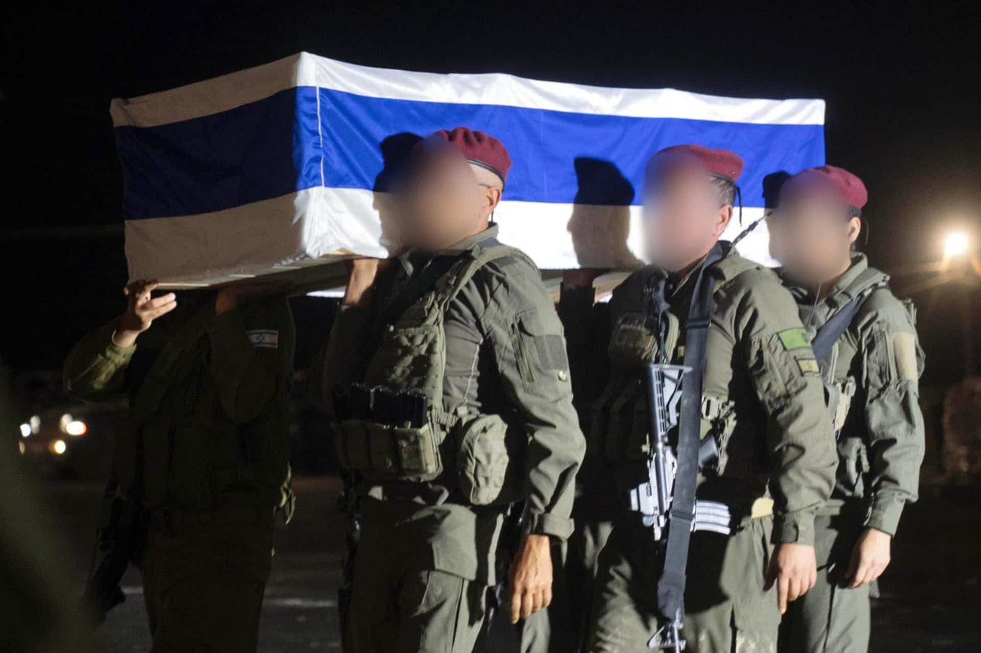 Momento de la entrega en Gaza del ataúd con los restos mortales de Lior Rudaef. El Instituto Forense de Medicina Abu Kabir de Yaffa (sur de Tel Aviv) determinó este sábado que el cuerpo devuelto anoche por Hamás y la Yihad Islámica Palestina pertenece a Lior Rudaef, de 61 años y nacido en Argentina, anunció el Ejército de Israel en un comunicado. Las fuerzas anunciaron también su muerte como la de un soldado, al ostentar el rango de sargento mayor como reservista y haber muerto en combate en el kibutz (comunidad agraria) en el que residía, Nir Yitzhak. EFE/ Ejército de Israel  - SOLO USO EDITORIAL/SOLO DISPONIBLE PARA ILUSTRAR LA NOTICIA QUE ACOMPAÑA (CRÉDITO OBLIGATORIO) -