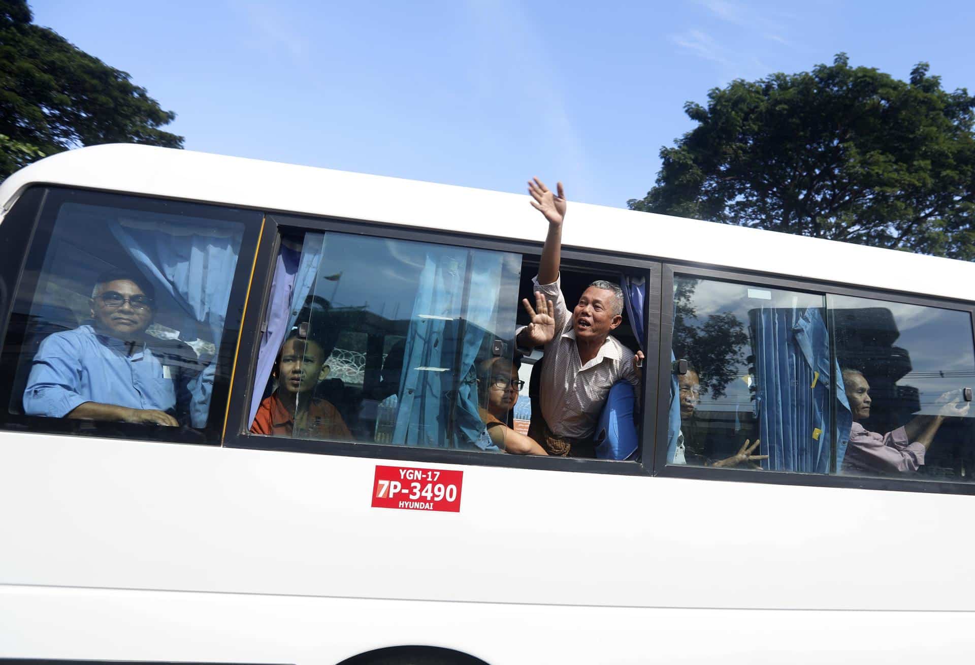 YANGON (Myanmar), 27/11/2025.- Released prisoners greet relatives outside Insein Prison in Yangon, Myanmar, 27 November 2025. The Myanmar military announced an amnesty for more than 3,000 political detainees and dropped charges against 5,580 others nationwide convicted under Section 505(a) of the penal code. (Birmania) EFE/EPA/NYEIN CHAN NAING