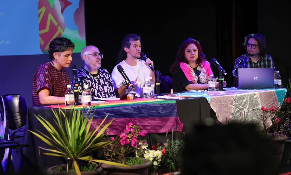 De izquierda a derecha, la artista e investigadora chilena Cynthia Shuffer, el escritor y artista visual uruguayo Dani Umpi, el activista transgénero y escritor argentino I Acevedo, la activista boliviana Rosario Aquim y el guatemalteco Oswaldo Hernández durante el cierre del encuentro regional ‘Armarios Abiertos’ este sábado, en el Centro Cultural de España en Ciudad de Guatemala (Guatemala). EFE/ Mariano Macz