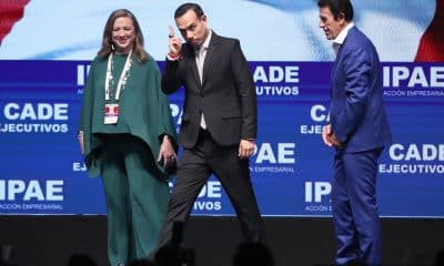 De izquierda a derecha, la presidenta de la Conferencia Anual de Ejecutivos de Perú (CADE Ejecutivos), María Isabel león, el presidente interino de Perú, José Jerí, y el presidente del Instituto Peruano de Administración de Empresas (IPAE), Gonzalo Galdós, asisten a la inauguración de CADE Ejecutivos 2025 este 4 de noviembre de 2025, en Lima (Perú). EFE/ Paolo Aguilar