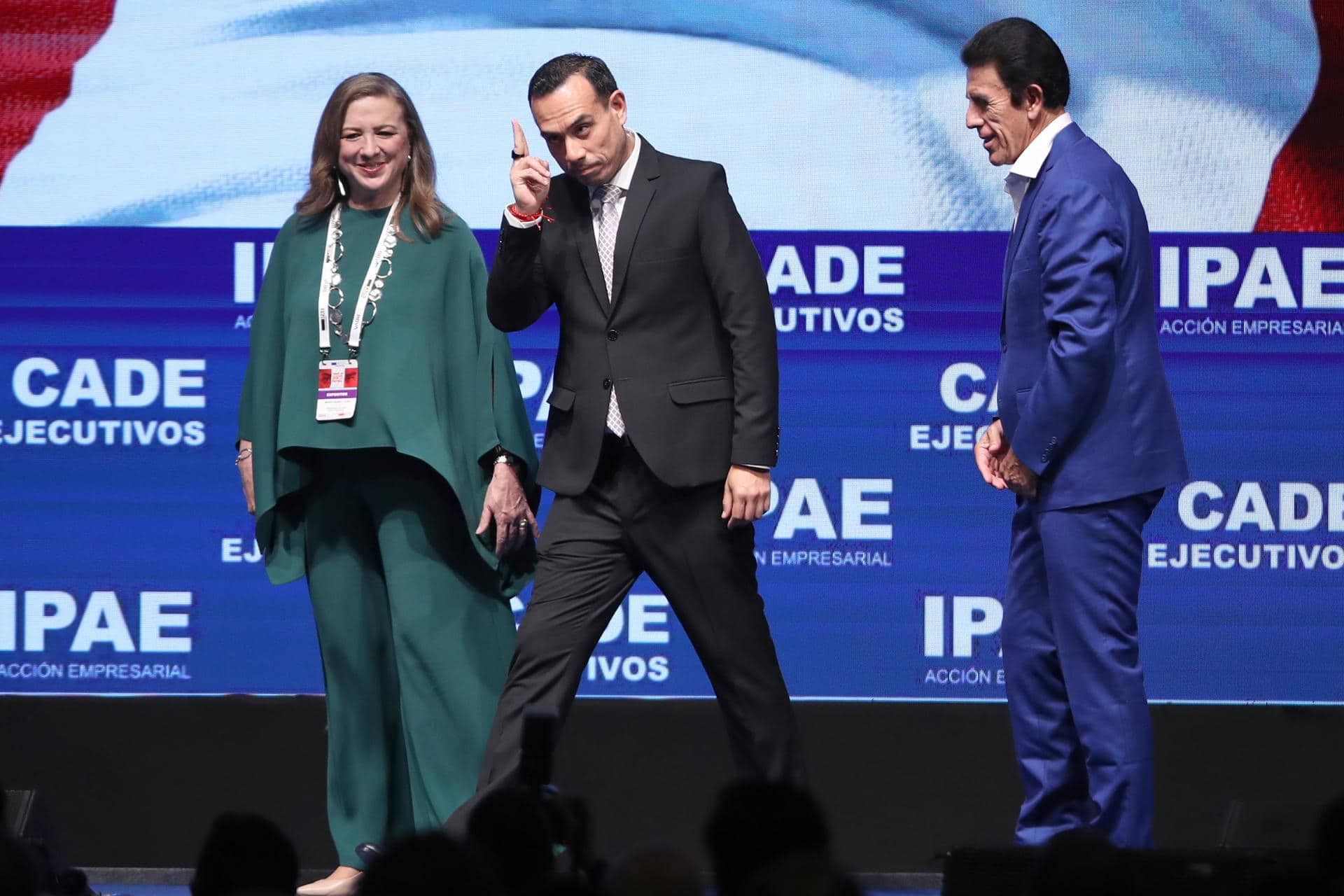 De izquierda a derecha, la presidenta de la Conferencia Anual de Ejecutivos de Perú (CADE Ejecutivos), María Isabel león, el presidente interino de Perú, José Jerí, y el presidente del Instituto Peruano de Administración de Empresas (IPAE), Gonzalo Galdós, asisten a la inauguración de CADE Ejecutivos 2025 este 4 de noviembre de 2025, en Lima (Perú). EFE/ Paolo Aguilar