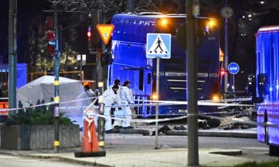 La policía, las ambulancias y los servicios de emergencia inspeccionan el lugar de un choque de un autobús contra un refugio de autobuses en Ostermalm, Estocolmo, Suecia, 14 de noviembre de 2025. (Suecia, Estocolmo) EFE/EPA/Henrik Montgomery / TT SWEDEN OUT