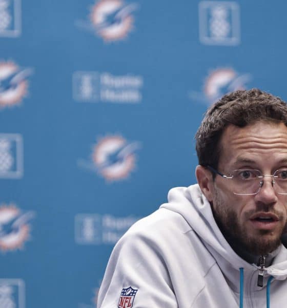El entrenador principal de los Miami Dolphins, Mike McDaniel, en rueda de prensa antes de su enfrentamiento ante los Washington Commanders, el próximo domingo en el estadio Santiago Bernabéu. EFE/ SERGIO PEREZ