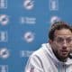 El entrenador principal de los Miami Dolphins, Mike McDaniel, en rueda de prensa antes de su enfrentamiento ante los Washington Commanders, el próximo domingo en el estadio Santiago Bernabéu. EFE/ SERGIO PEREZ