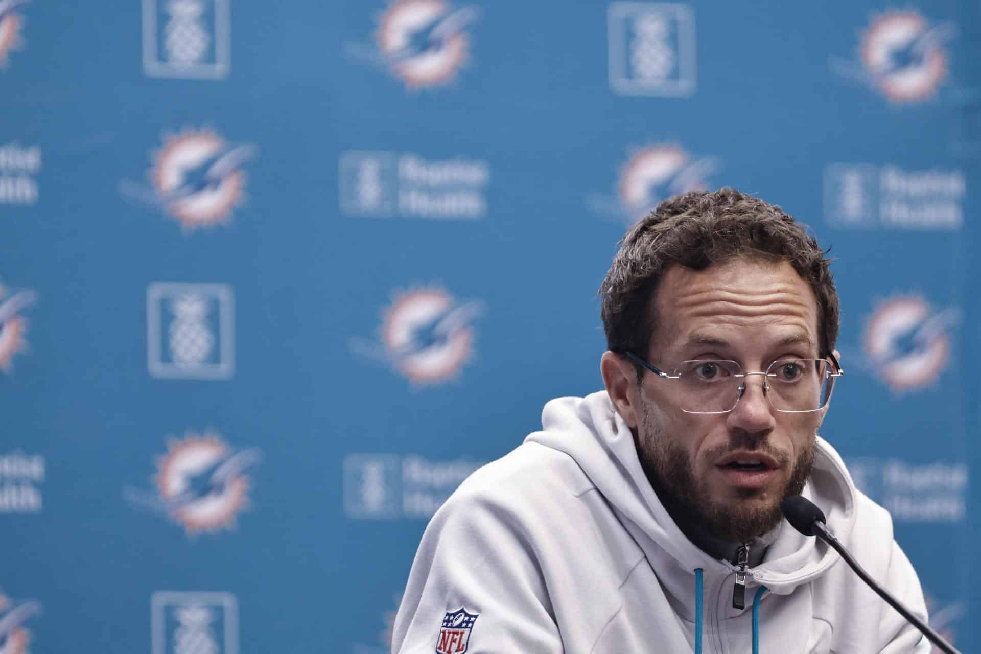 El entrenador principal de los Miami Dolphins, Mike McDaniel, en rueda de prensa antes de su enfrentamiento ante los Washington Commanders, el próximo domingo en el estadio Santiago Bernabéu. EFE/ SERGIO PEREZ