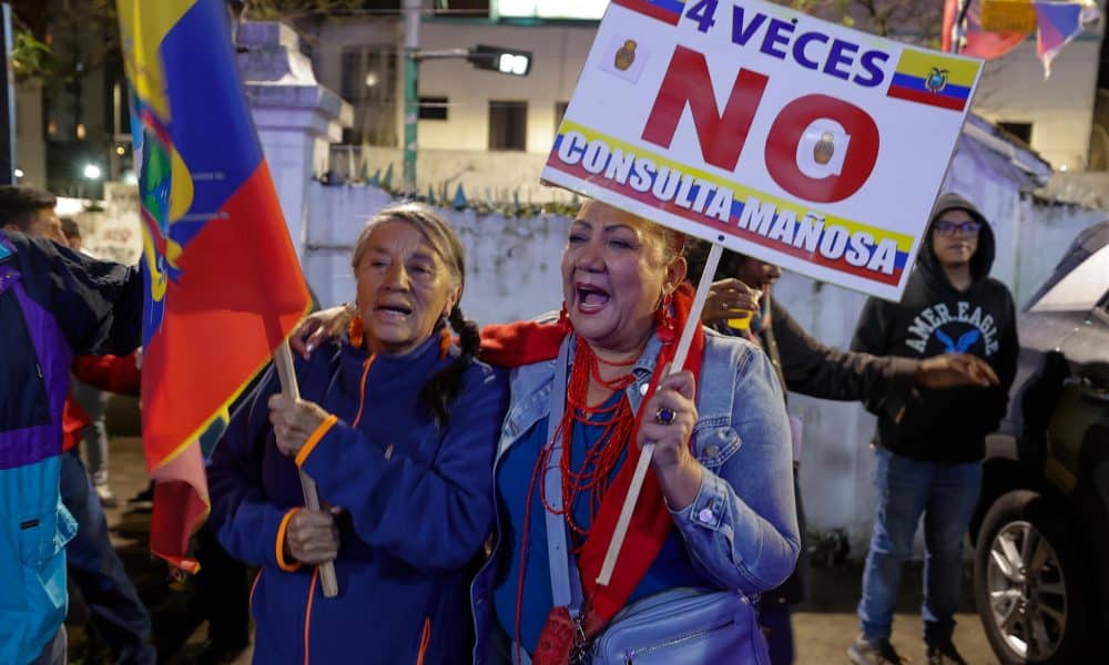 Fotografía del 16 de noviembre de 2025 de simpatizantes del Movimiento Revolución Ciudadana que celebran el triunfo del 'No' en el referéndum, en Quito (Ecuador). EFE/ José Jácome
