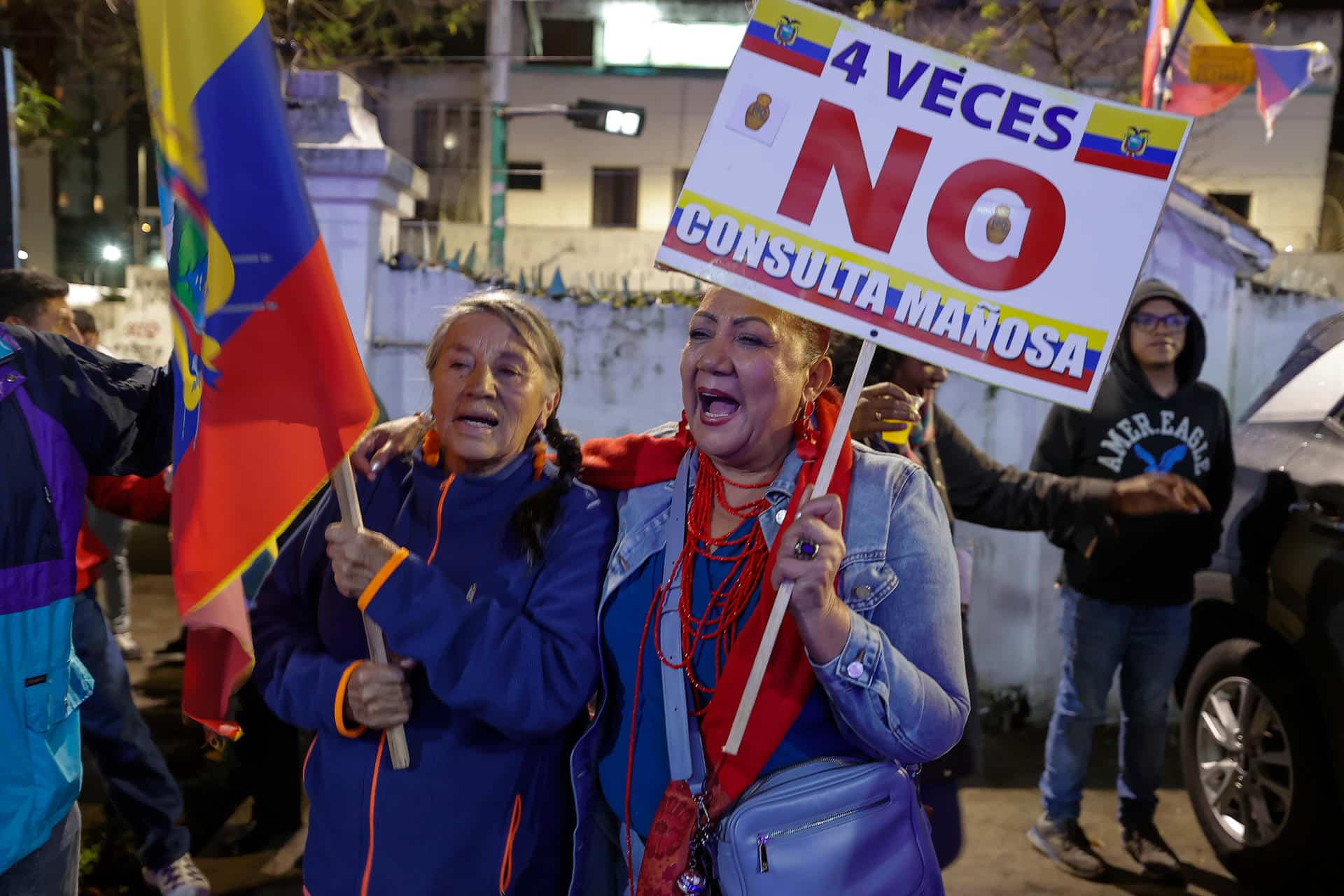 Fotografía del 16 de noviembre de 2025 de simpatizantes del Movimiento Revolución Ciudadana que celebran el triunfo del 'No' en el referéndum, en Quito (Ecuador). EFE/ José Jácome