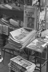 Imagen de archivo de un kiosco de prensa con los periódicos del día en los que se resalta en todas las portadas el fallecimiento de Francisco Franco. EFE/aa