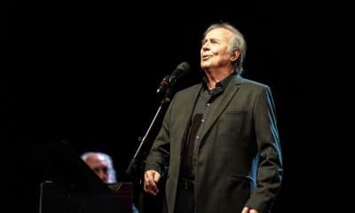 El cantautor español Joan Manuel Serrat durante su actuación ayer, sábado 22 de noviembre, en el Teatro Principal de Maó en una gala a favor de la Fundació Clarós para recaudar fondos que se destinarán a misiones humanitarias. EFE/ David Arquimbau Sintes