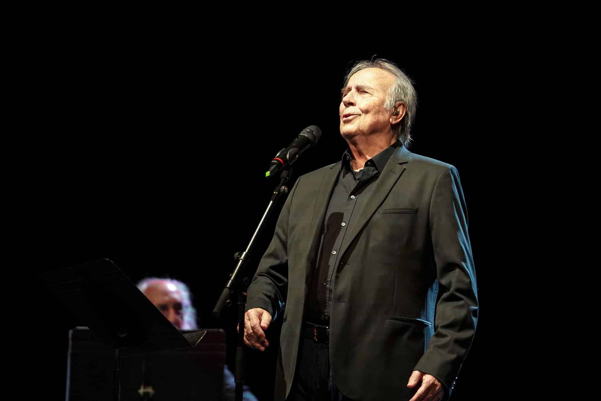 El cantautor español Joan Manuel Serrat durante su actuación ayer, sábado 22 de noviembre, en el Teatro Principal de Maó en una gala a favor de la Fundació Clarós para recaudar fondos que se destinarán a misiones humanitarias. EFE/ David Arquimbau Sintes