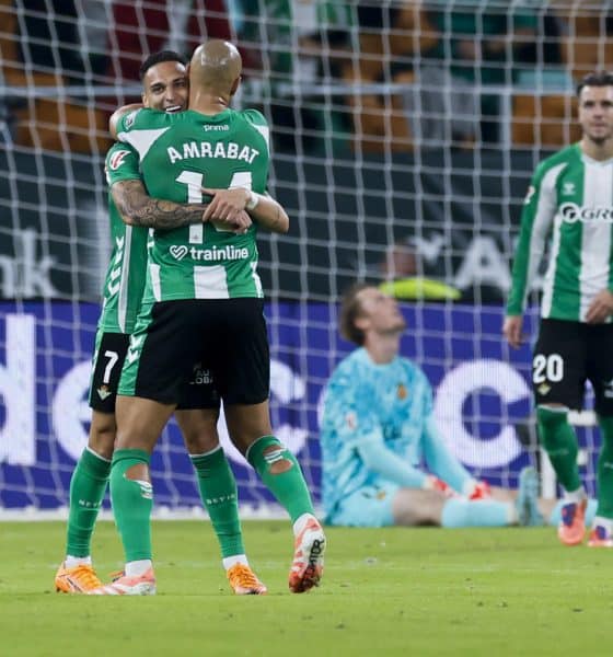 El brasileño del Real Betis Antony dos Santos (i) festeja su segundo gol contra el Mallorca, el pasado domingo. EFE/José Manuel Vidal