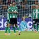 El brasileño del Real Betis Antony dos Santos (i) festeja su segundo gol contra el Mallorca, el pasado domingo. EFE/José Manuel Vidal
