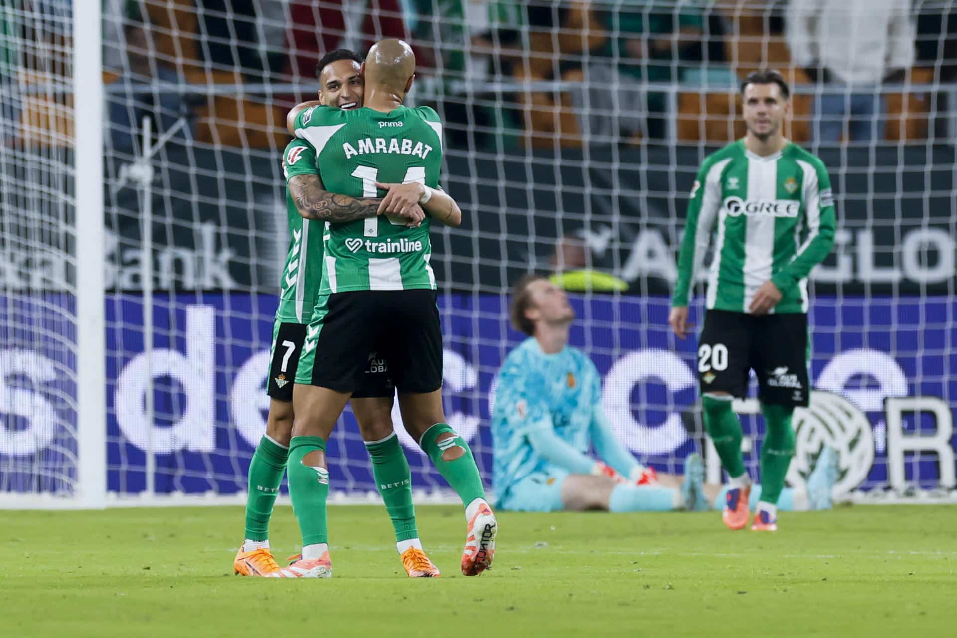 El brasileño del Real Betis Antony dos Santos (i) festeja su segundo gol contra el Mallorca, el pasado domingo. EFE/José Manuel Vidal