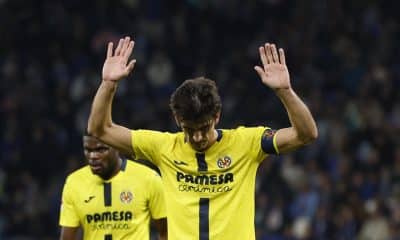 El delantero del Villarreal Gerard Moreno se disculpa a su antigua afición tras marcar el 0-1 durante el encuentro de la jornada 12 de Laliga EA Sports que Espanyol y Villarreal disputan en el RCDE Stadium. EFE/ Alberto Estévez