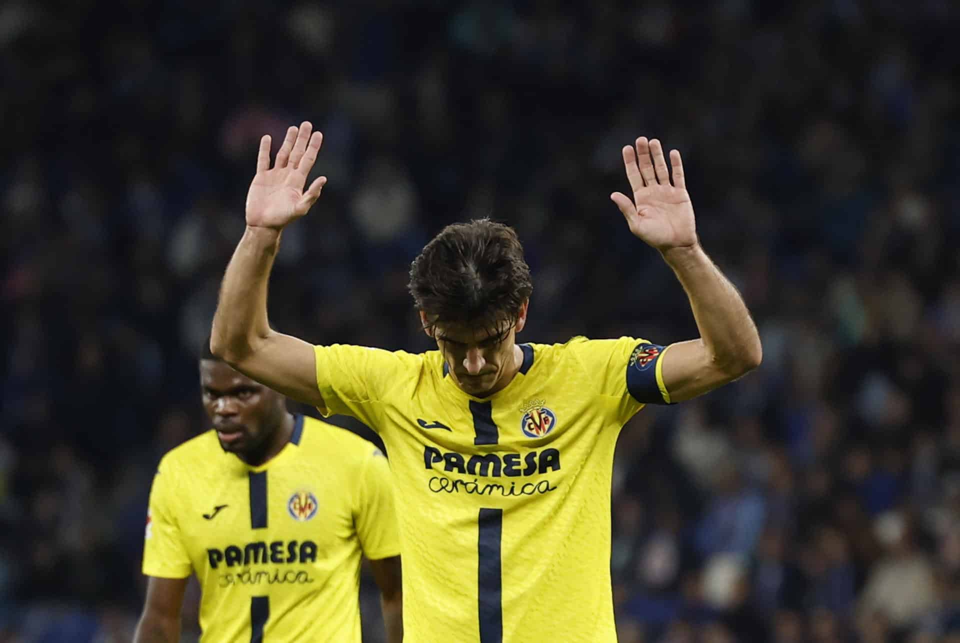 El delantero del Villarreal Gerard Moreno se disculpa a su antigua afición tras marcar el 0-1 durante el encuentro de la jornada 12 de Laliga EA Sports que Espanyol y Villarreal disputan en el RCDE Stadium. EFE/ Alberto Estévez