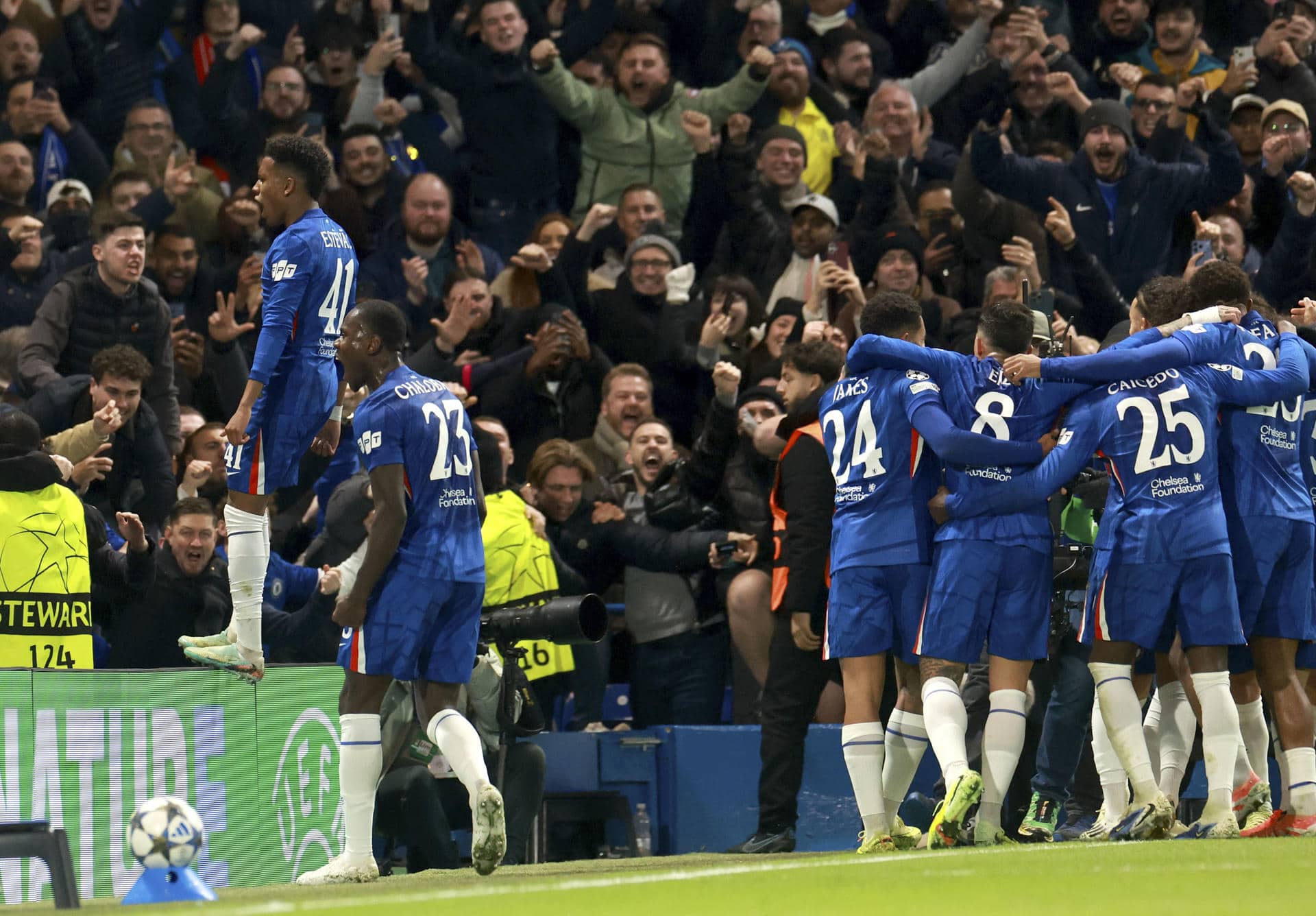 Los jugadores del Chelsea celebra el 1-0 durante el partido de la UEFA Champions League que han jugado Chelsea y Barcelona en Londres, Reino Unido. EFE/EPA/NEIL HALL