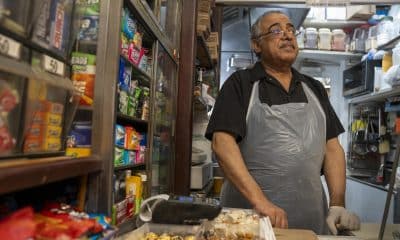 Mohamed Jamal, vendedor de comida Oriente Medio, habla durante una entrevista con EFE este miércoles, luego del triunfo de Zohran Mamdani a la alcaldía de Nueva York (EE.UU.). EFE/ Angel Colmenares