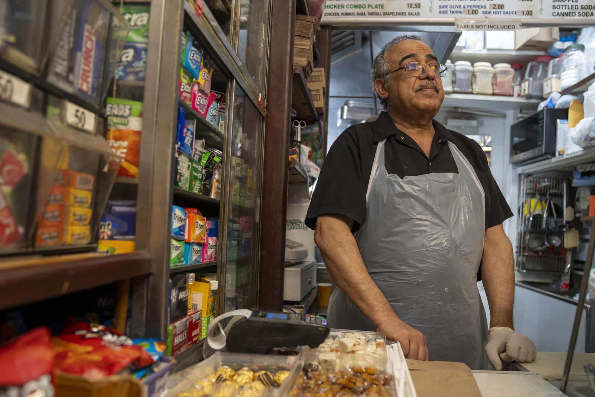 Mohamed Jamal, vendedor de comida Oriente Medio, habla durante una entrevista con EFE este miércoles, luego del triunfo de Zohran Mamdani a la alcaldía de Nueva York (EE.UU.). EFE/ Angel Colmenares