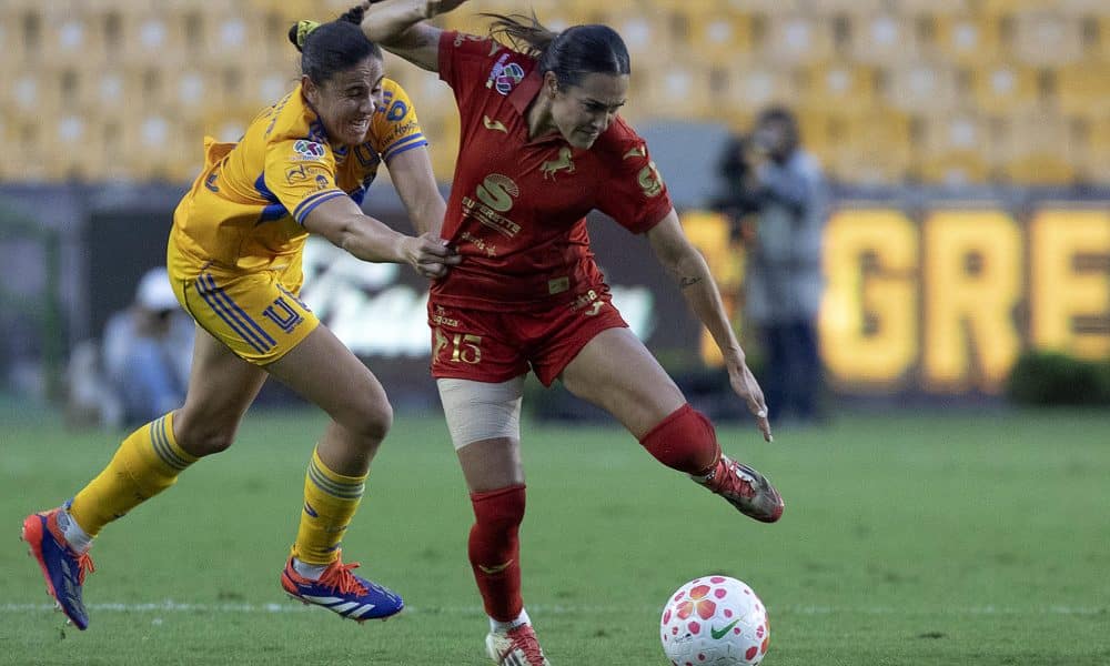 Jimena López (i), de Tigres, disputa un balón con Jasmine Casarez (c), de Juárez, durante un partido de vuelta de los cuartos de final de la Liga MX Femenil entre Tigres y Juárez en el estadio Universitario, en San Nicolás de los Garza Nuevo León (México). EFE/Antonio Ojeda